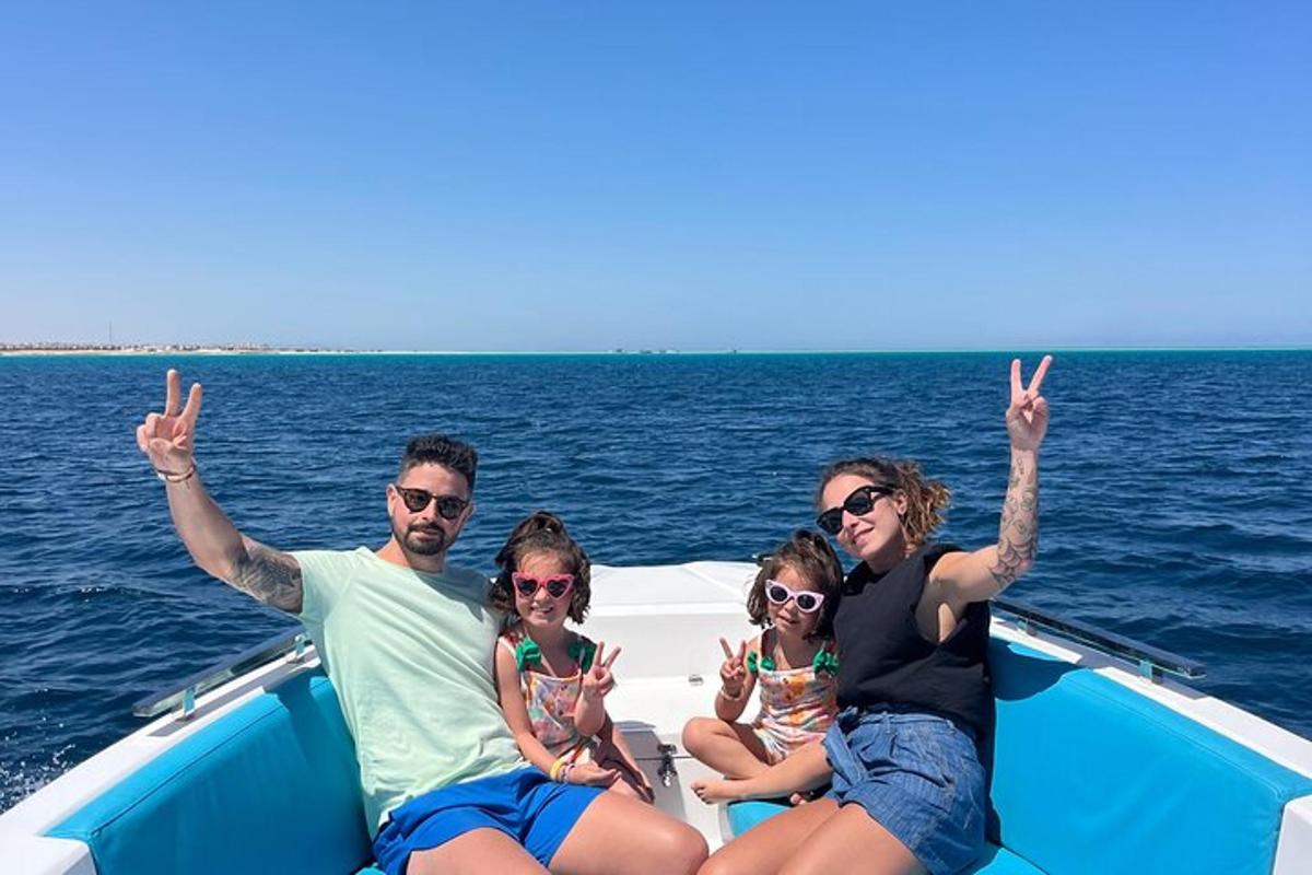 группа людей сидит на лодке в воде