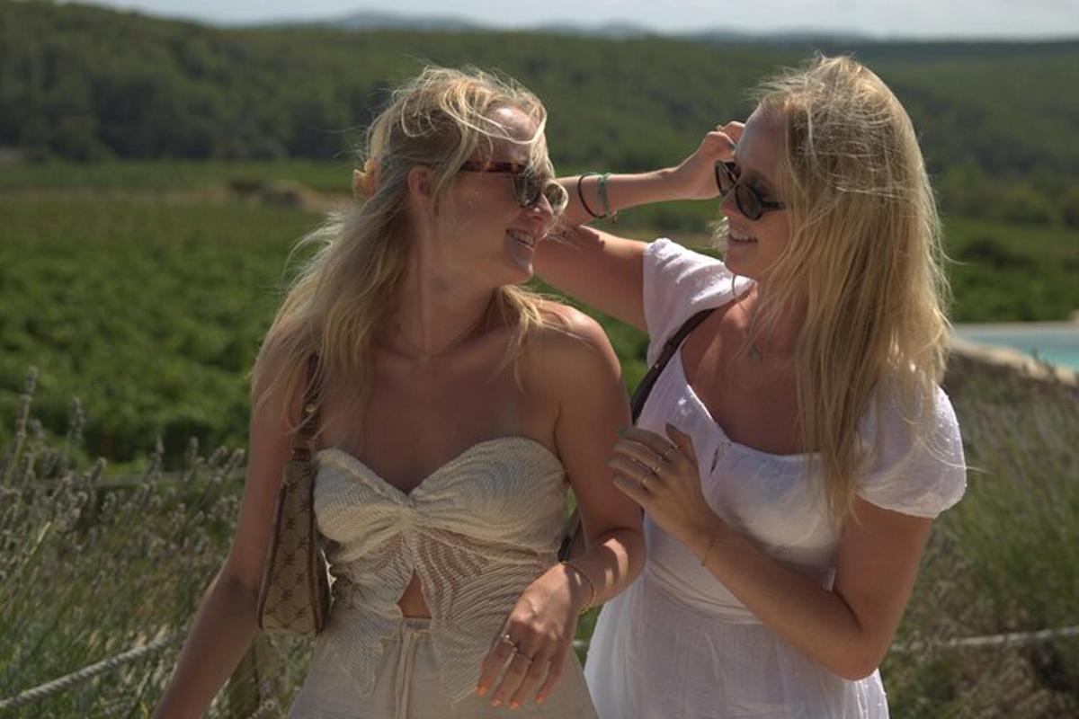 Dos mujeres con vestidos blancos paradas una al lado de la otra