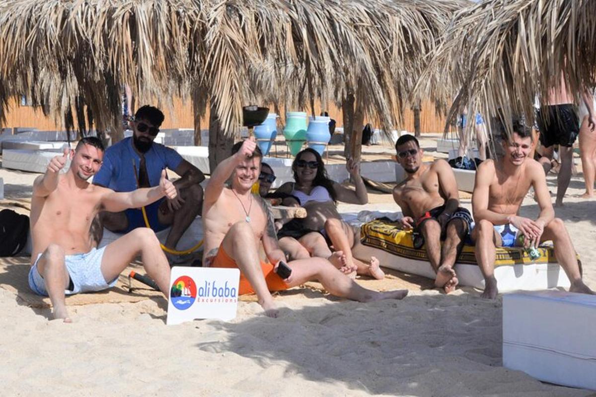um grupo de pessoas sentadas na praia