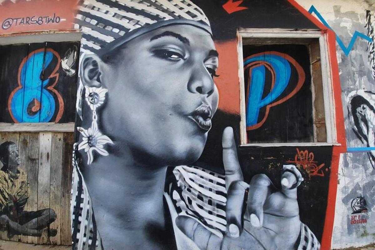un mural d'una dona sostenint un símbol de la pau