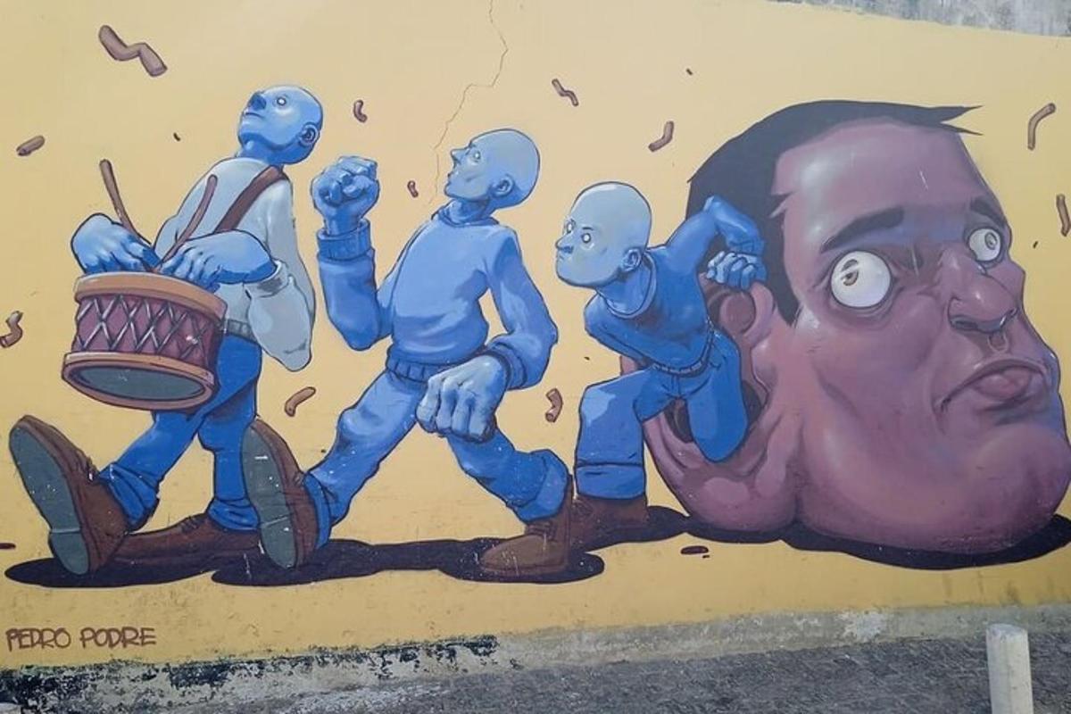 un mural a la paret d'un grup de persones