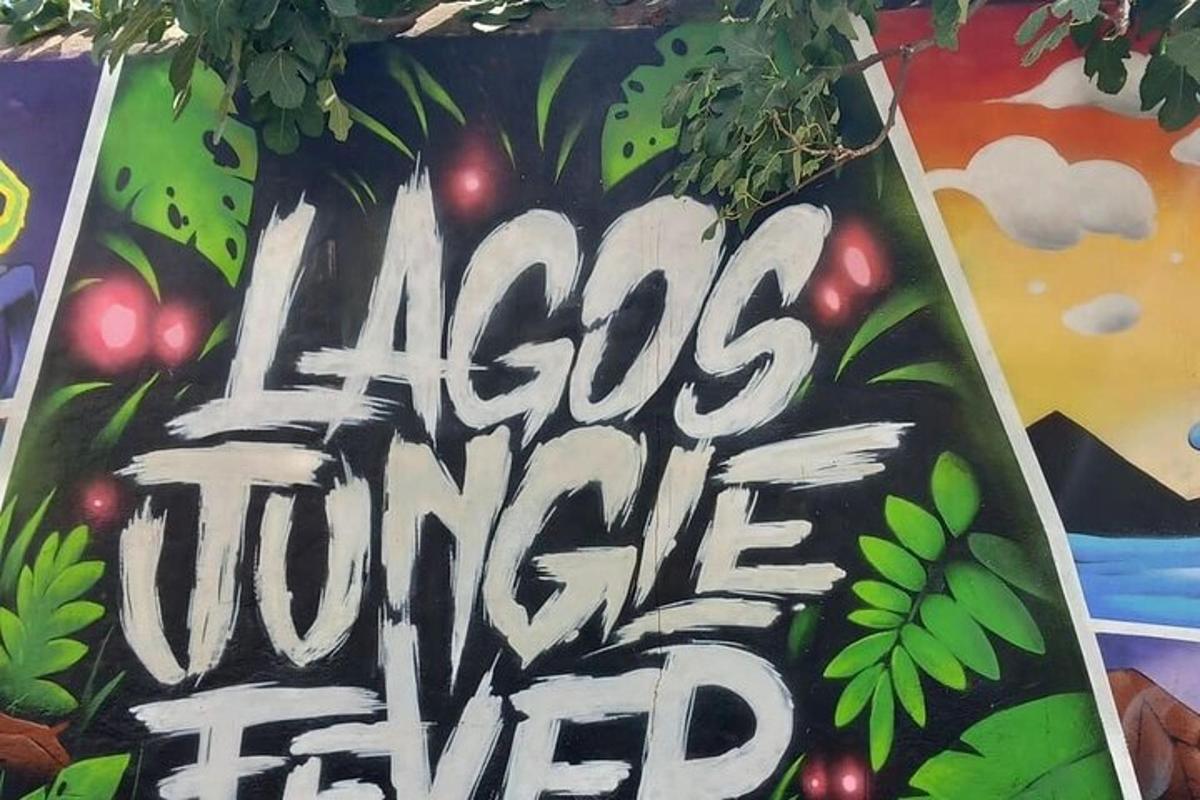 un cartello appeso a un albero che recita "Las Tomato è vissuto"