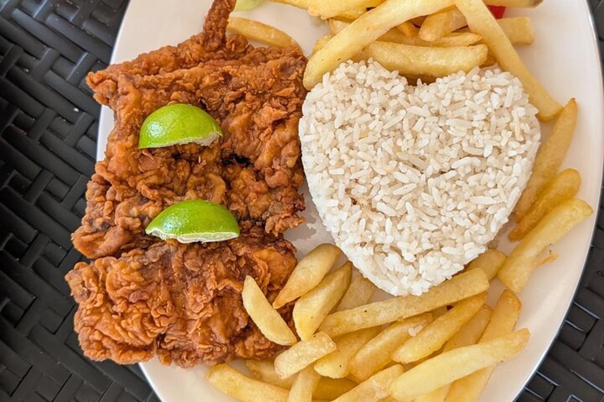 un piatto di cibo con carne fritta e patatine fritte