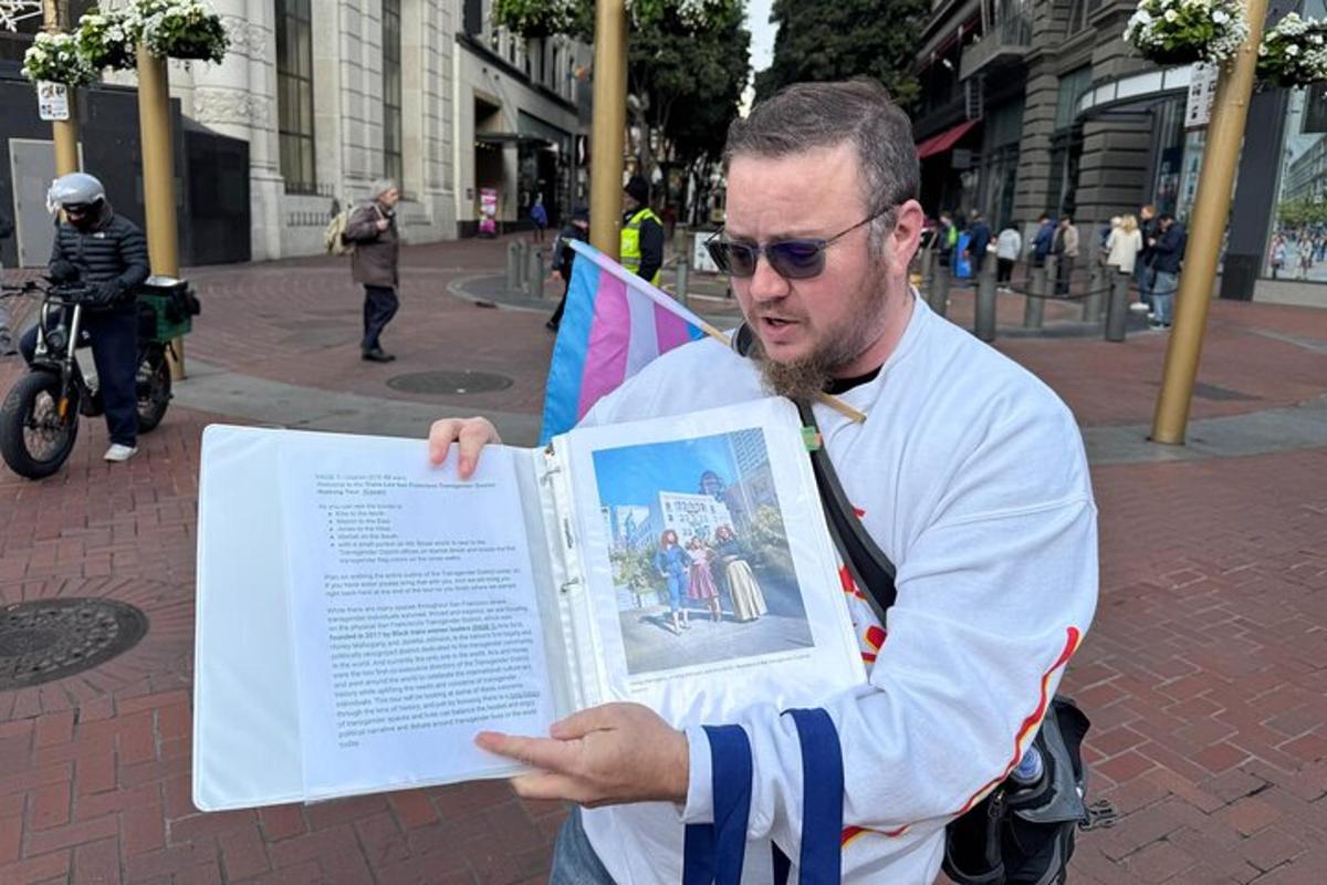 en mann leser en bok på gaten