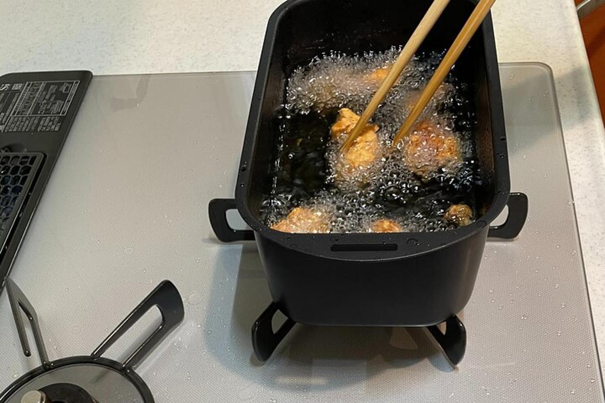 pliidil toidu valmistamisel söögipulkadega grill
