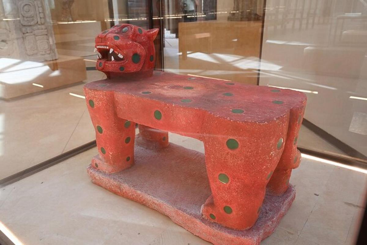 Un objeto rojo en una vitrina en una ventana.