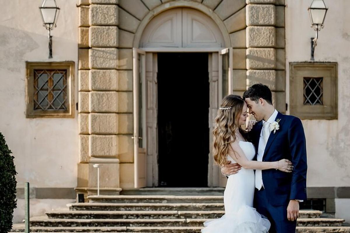 nevěsta a ženich stojící před budovou