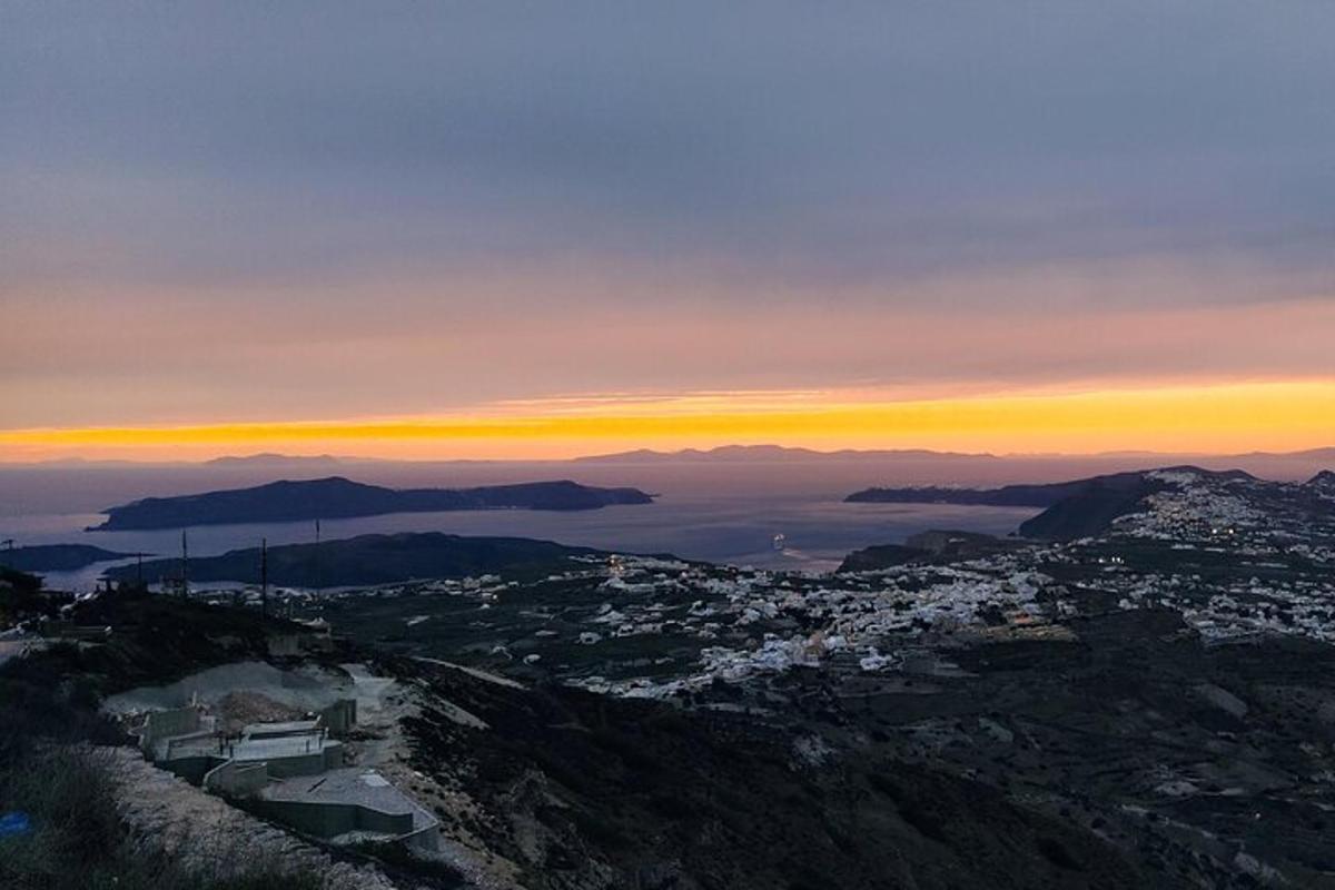 μια θέα ενός ηλιοβασιλέματος από την κορυφή ενός βουνού