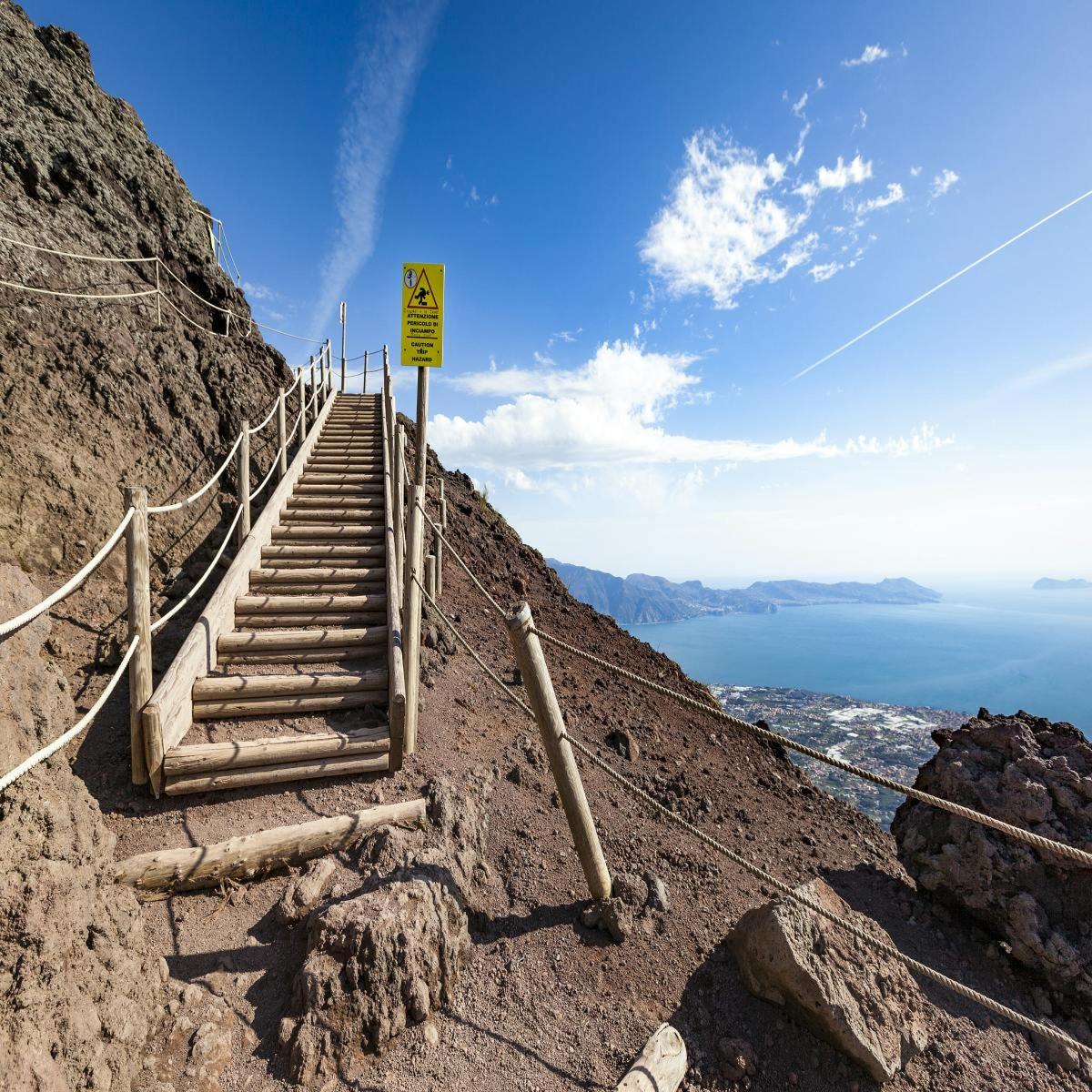 mäest üles viiv trepp, millel on silt