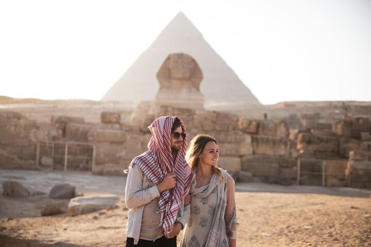 رجل وامرأة يقفان أمام الأهرامات