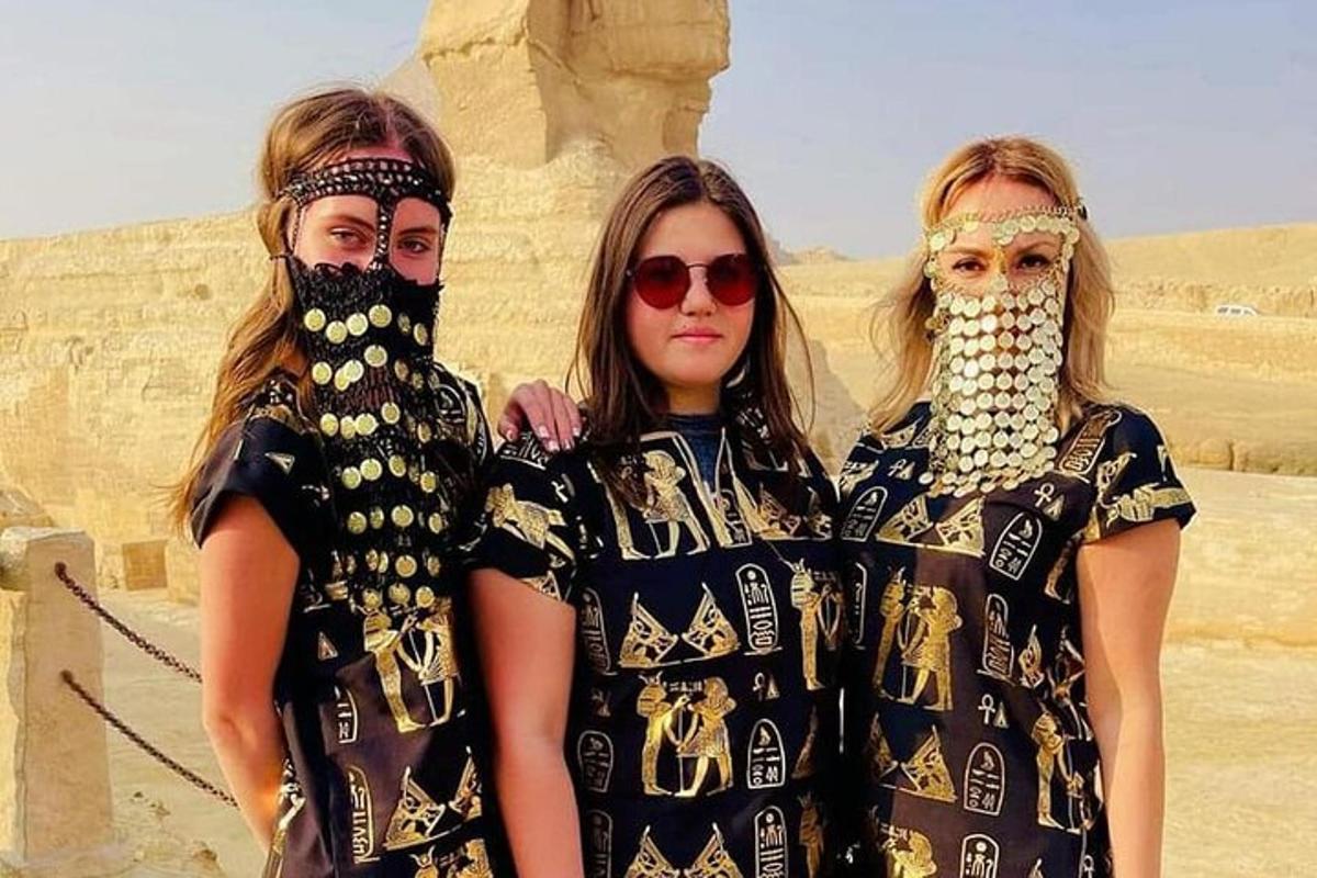 امرأتان تقفان بجانب بعضهما البعض أمام صحراء