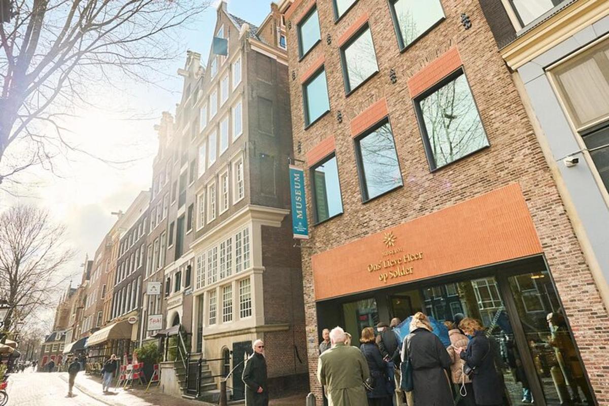 een groep mensen die buiten een gebouw staan