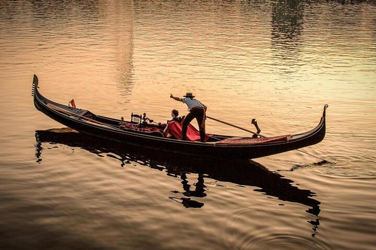 un gruppo di persone su una barca sull'acqua