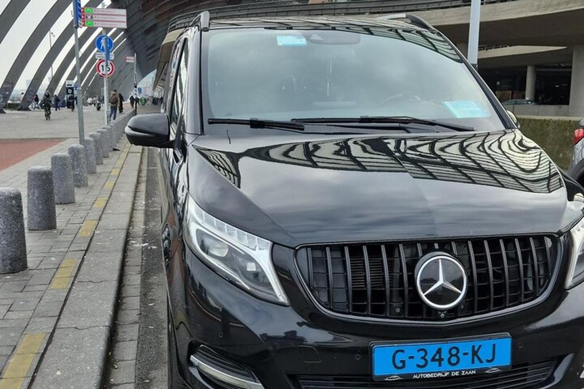 svartur bíll lagður við götu