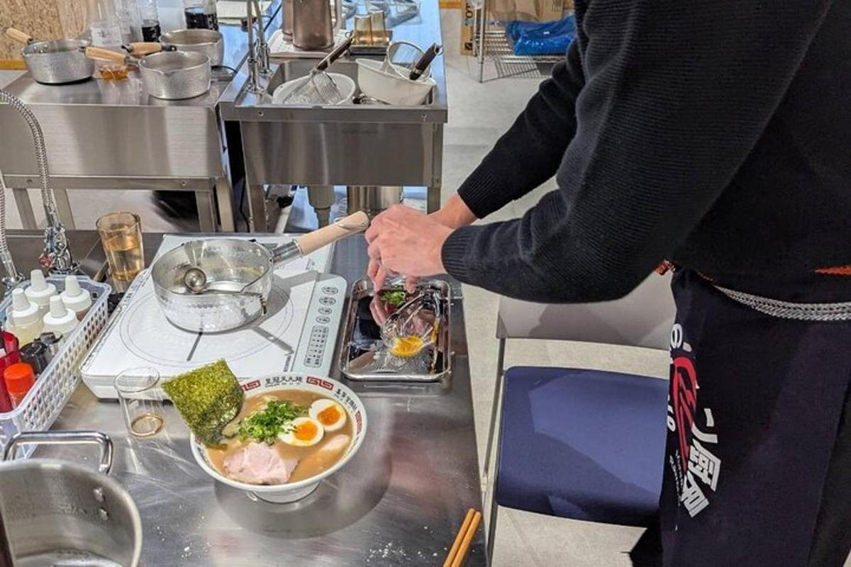 ένα άτομο που στέκεται δίπλα σε ένα τραπέζι με ένα μπολ με φαγητό