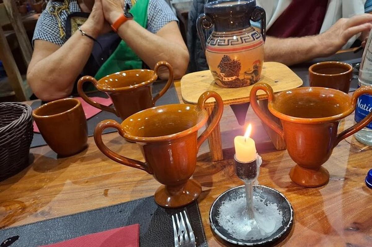 طاولة بها أكواب وشمعة وزجاجة