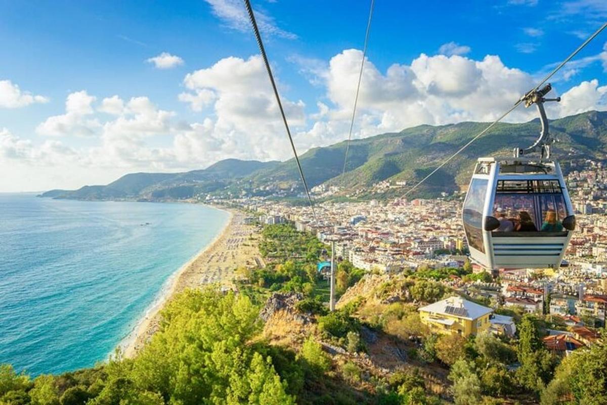 jízda gondolou nad oceánem s pláží