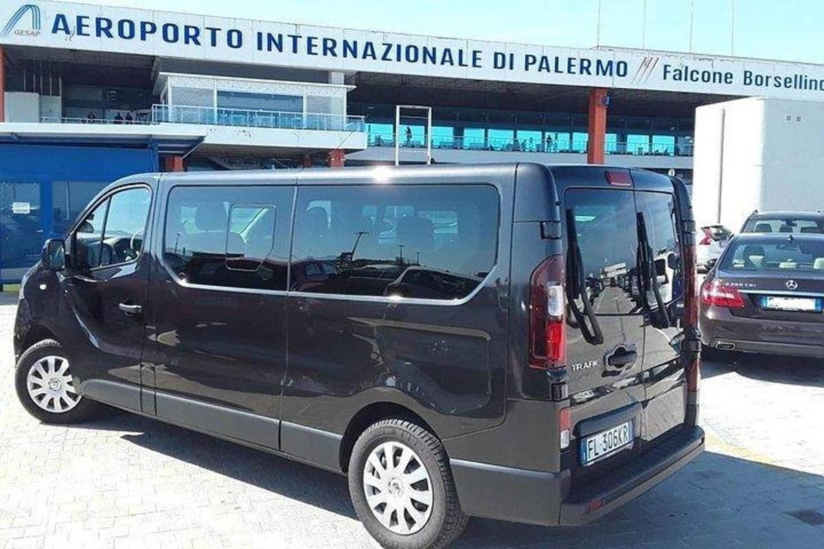 uma van preta estacionada em um estacionamento