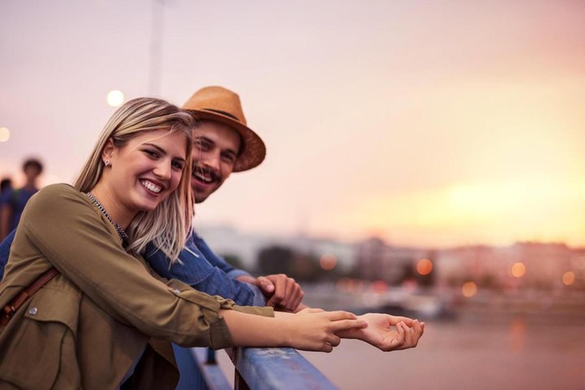 un uomo e una donna posano per una foto
