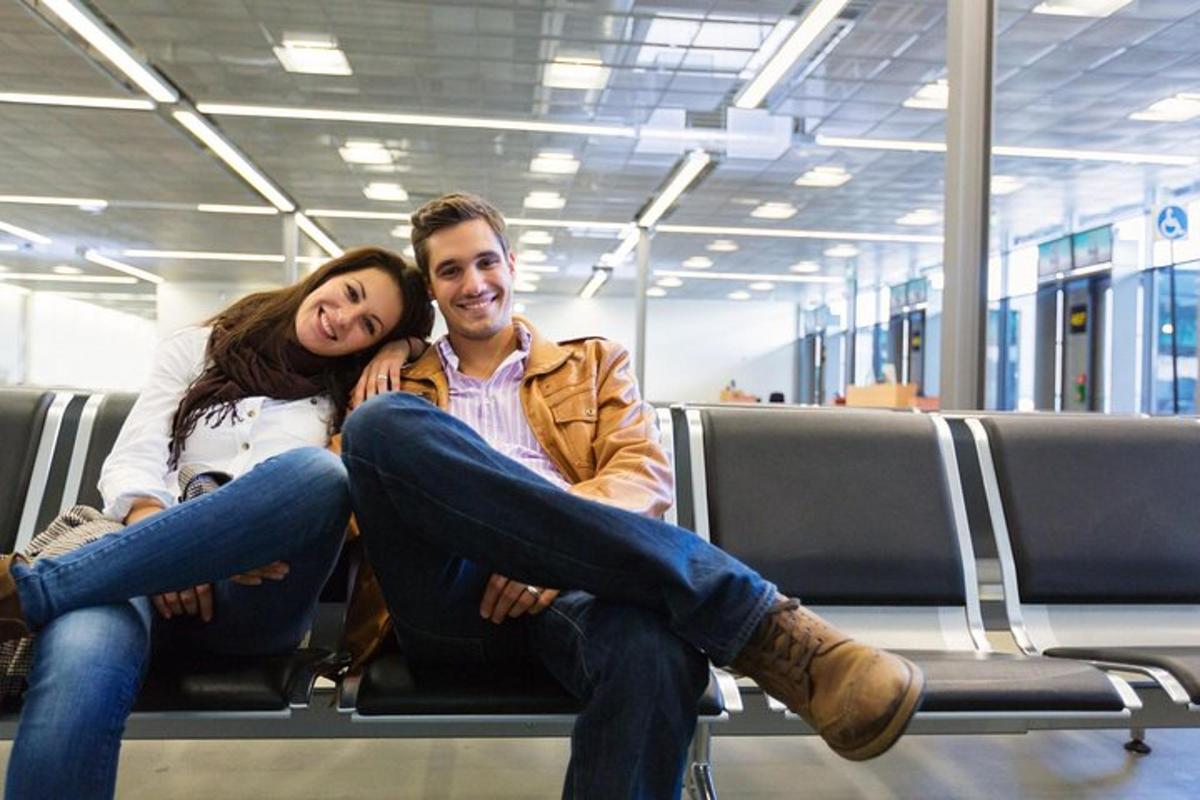 Un hombre y una mujer sentados en un asiento en una oficina.