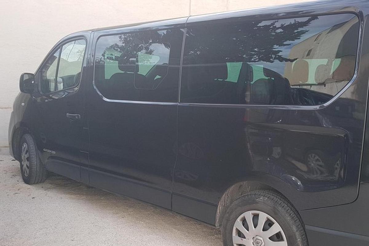 uma van preta estacionada em um estacionamento