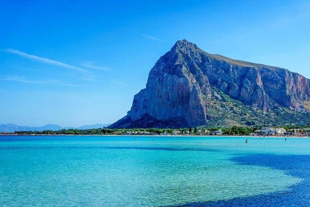 una vista della spiaggia con una montagna sullo sfondo