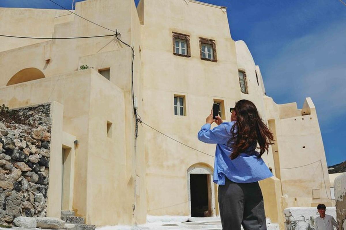 una mujer tomando una fotografía de un edificio