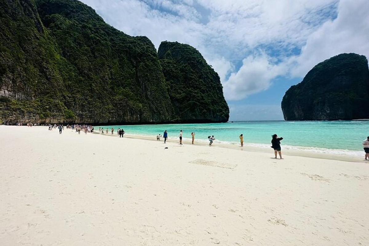 一群人站在海边的沙滩上