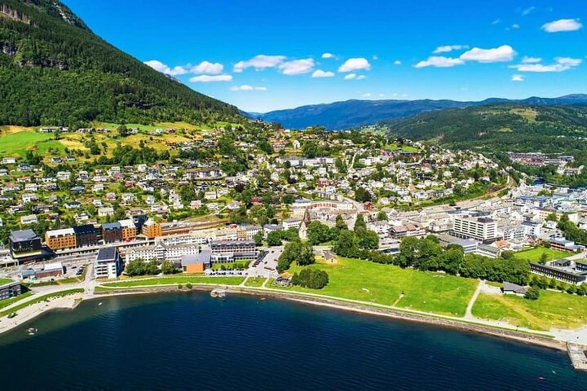una vista aerea di una città vicino a uno specchio d'acqua