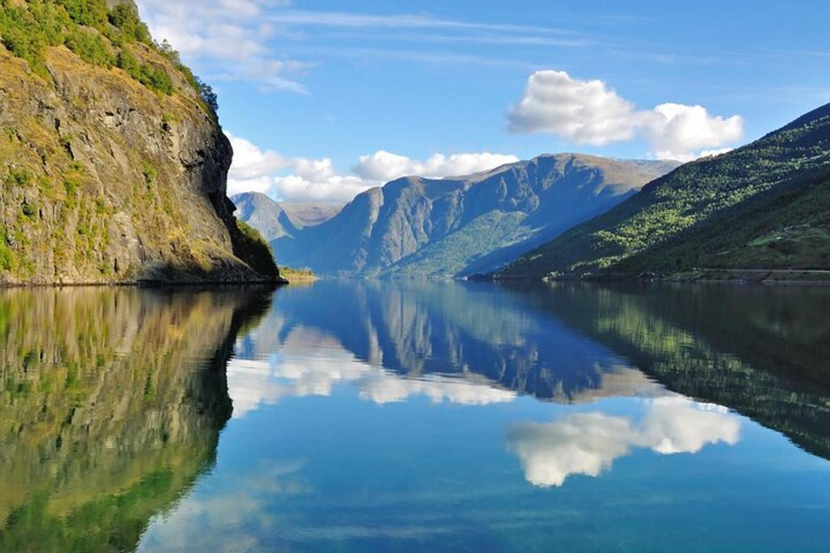 una vista di un grande specchio d'acqua con montagne