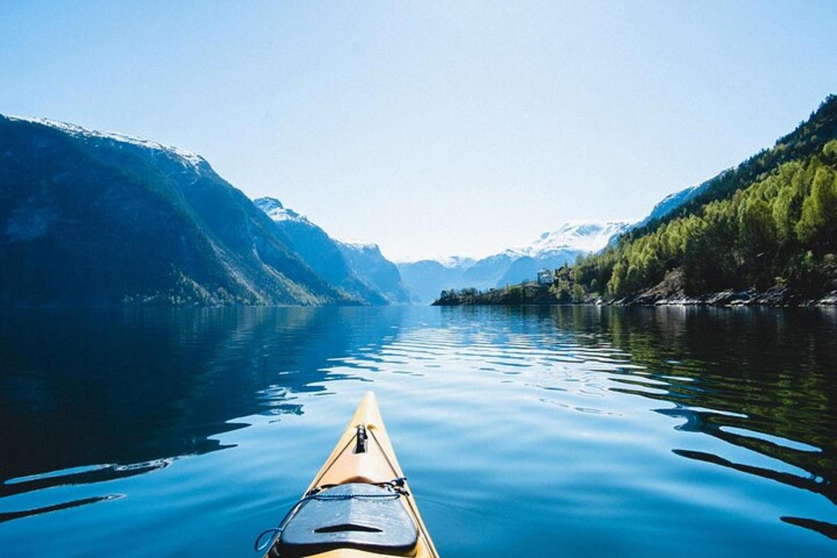 un kayak su uno specchio d'acqua con montagne