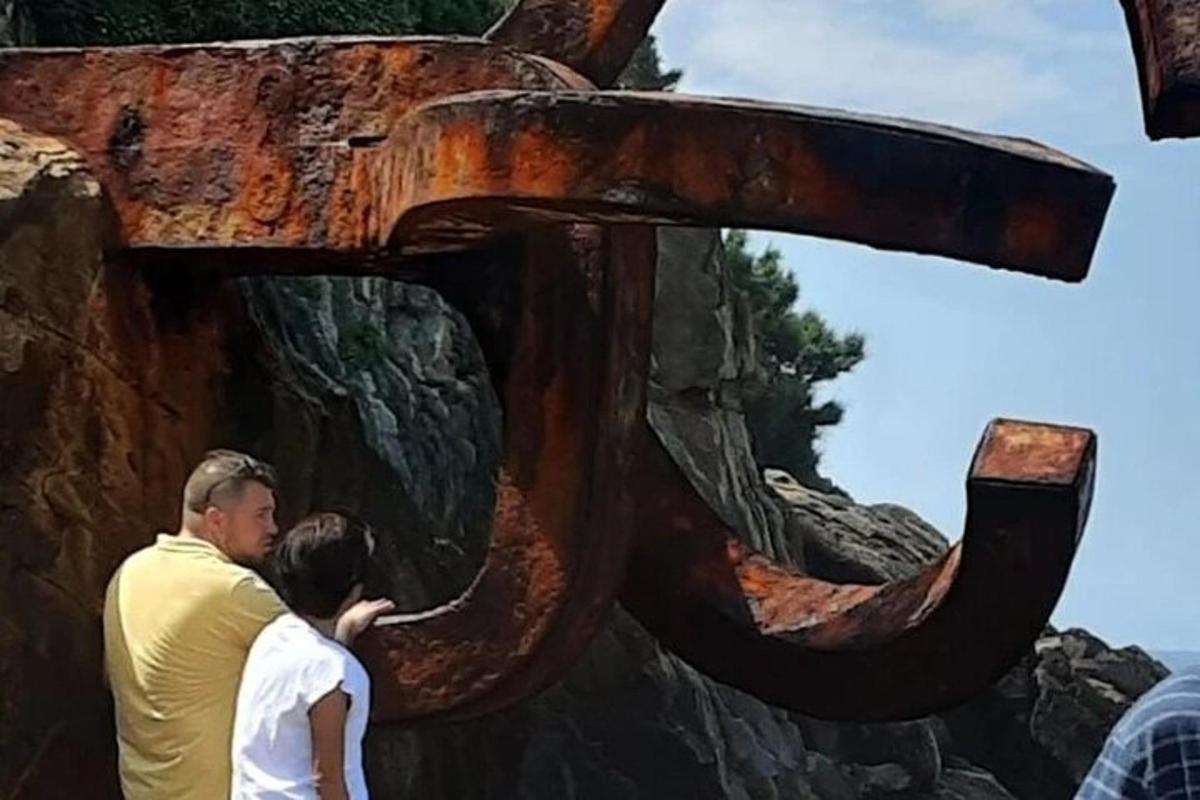 muž a žena stojící vedle dřevěné kotvy
