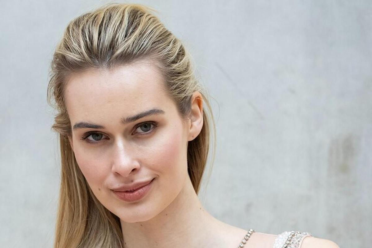 žena s dlouhými blond vlasy pózující pro fotografii