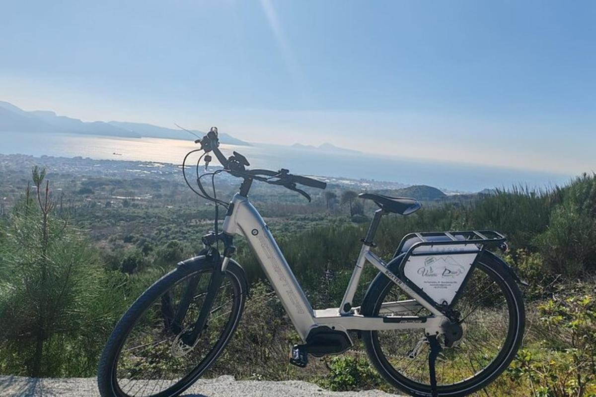 una bicicletta parcheggiata sul fianco di una collina