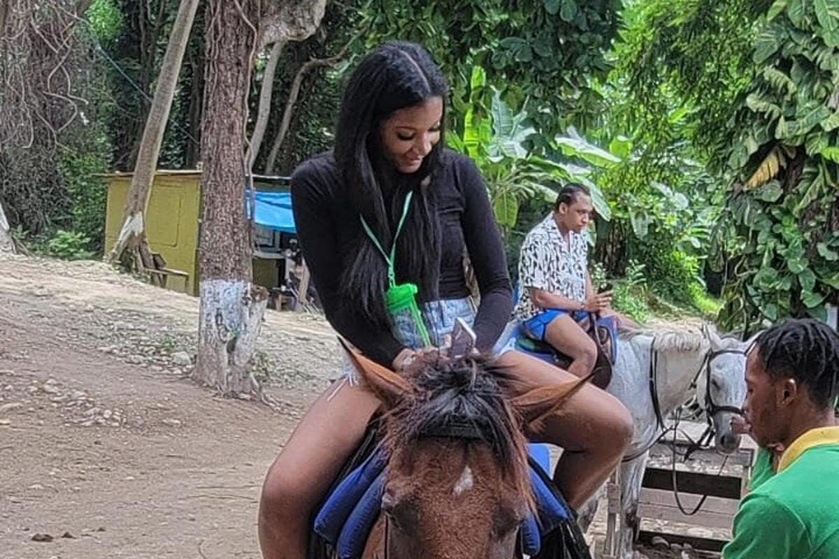 uma mulher sentada em cima de um cavalo