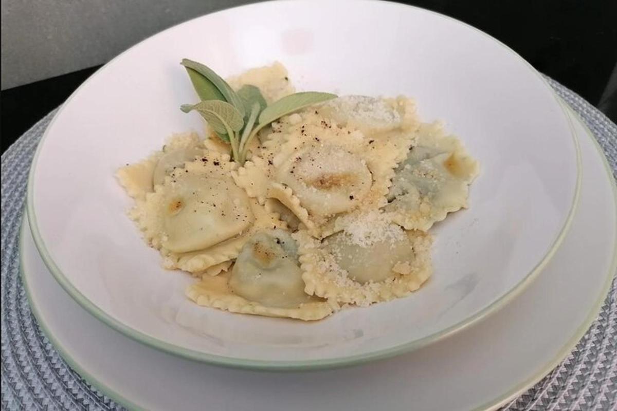 un piatto di ravioli su un piatto bianco
