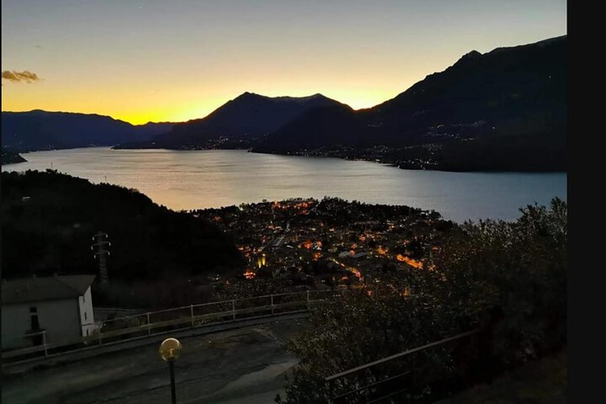una vista di uno specchio d'acqua al tramonto