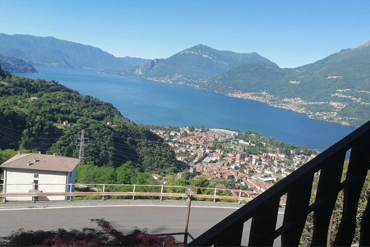 una vista di uno specchio d'acqua da un balcone