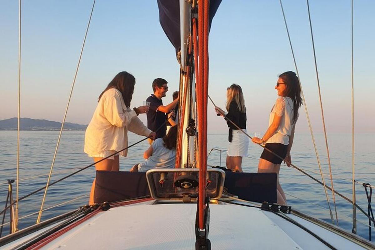 un gruppo di persone su una barca in acqua