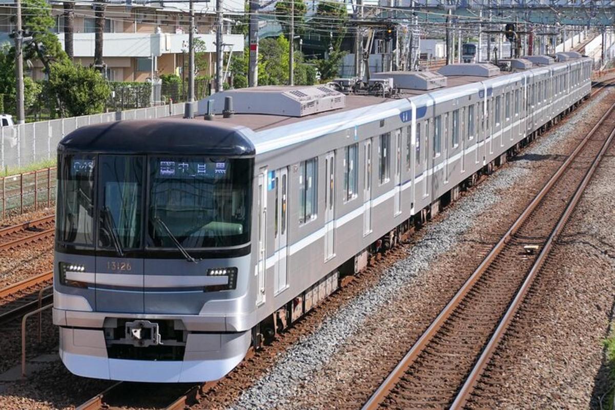 un tren alb este pe șine