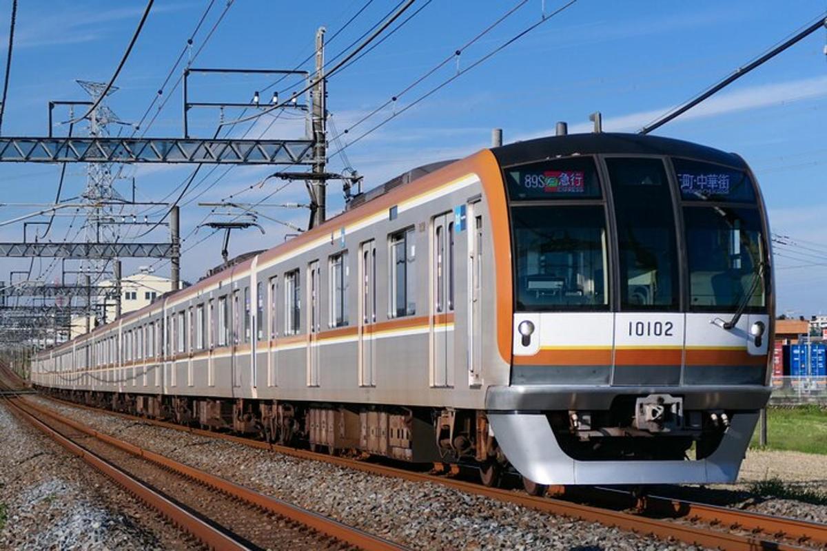 un tren circulă pe șine