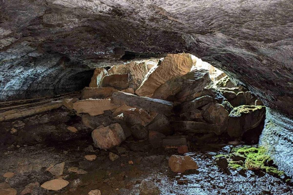 пещера с кучей камней и водой