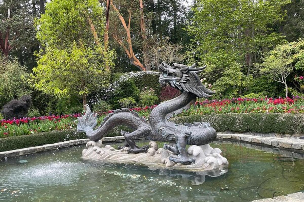 eine Statue eines Drachen, der auf einem Teich sitzt
