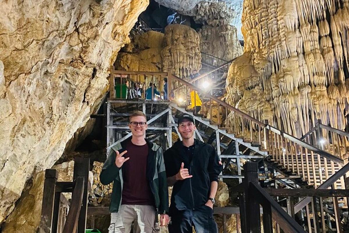due uomini in piedi davanti a una grotta