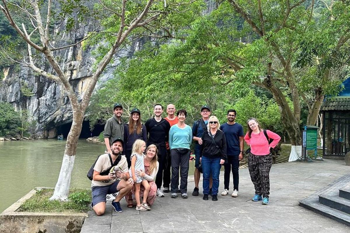 un gruppo di persone in posa per una foto in un parco