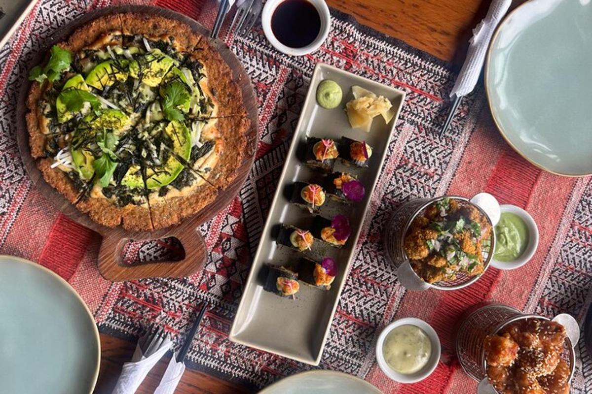 un tavolo sormontato da una pizza e un piatto di cibo