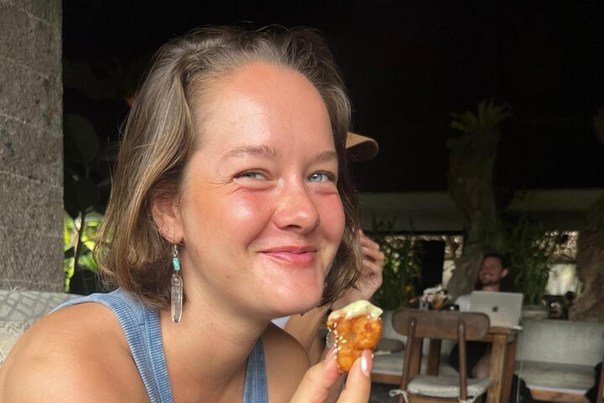 una donna sta mangiando un pezzo di cibo