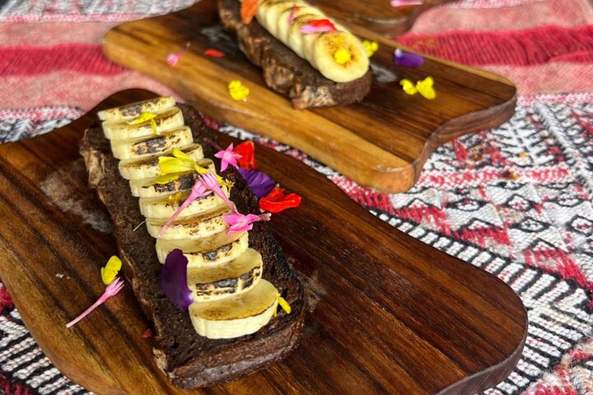 một đĩa thức ăn có bánh sandwich trên thớt