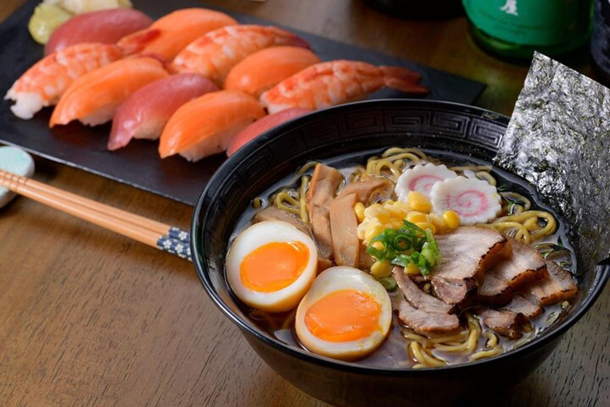miska jídla s vejci a sushi na stole