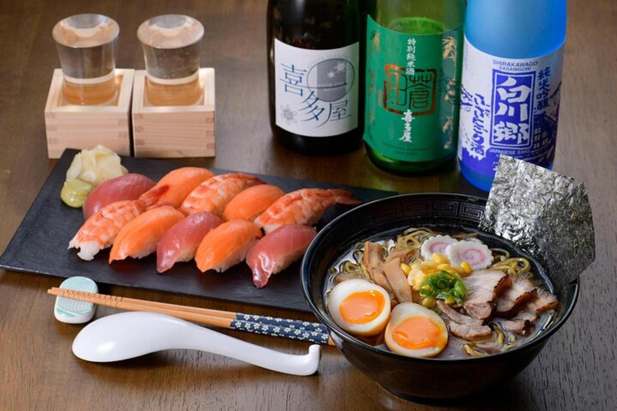 miska jídla s vejci a sushi na stole